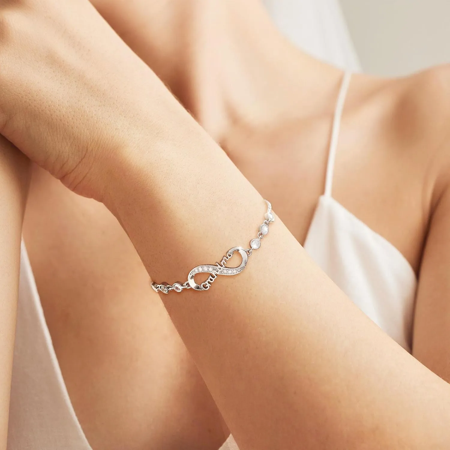 BAYLAY Mothers Gifts for Mom Grandma Wife Daughter Sister, Infinity Bracelets for Women 18K Plated Silver Infinity Bracelet Jewelry Gifts for Granddaughter Gigi Nana Mimi Bestie
