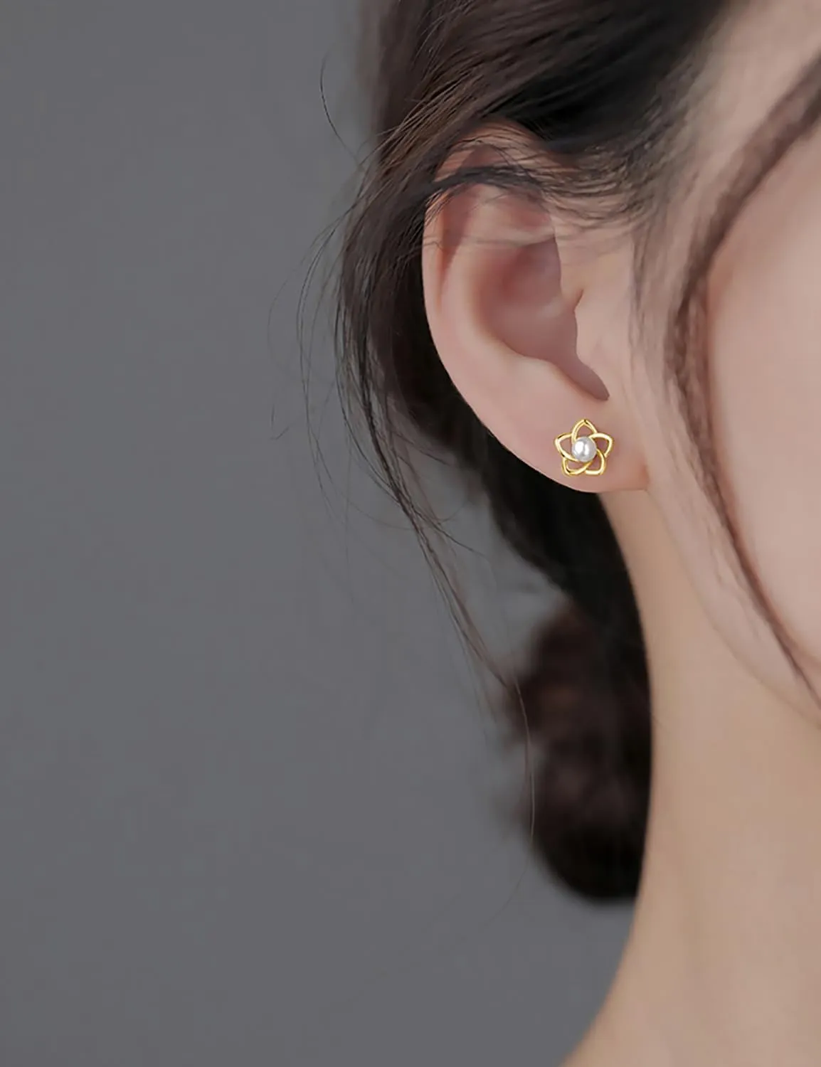 Reffeer 925 Sterling Silver Small Pearl Flower Earrings Studs for Women Teens Unique Petite Flower Studs Earrings